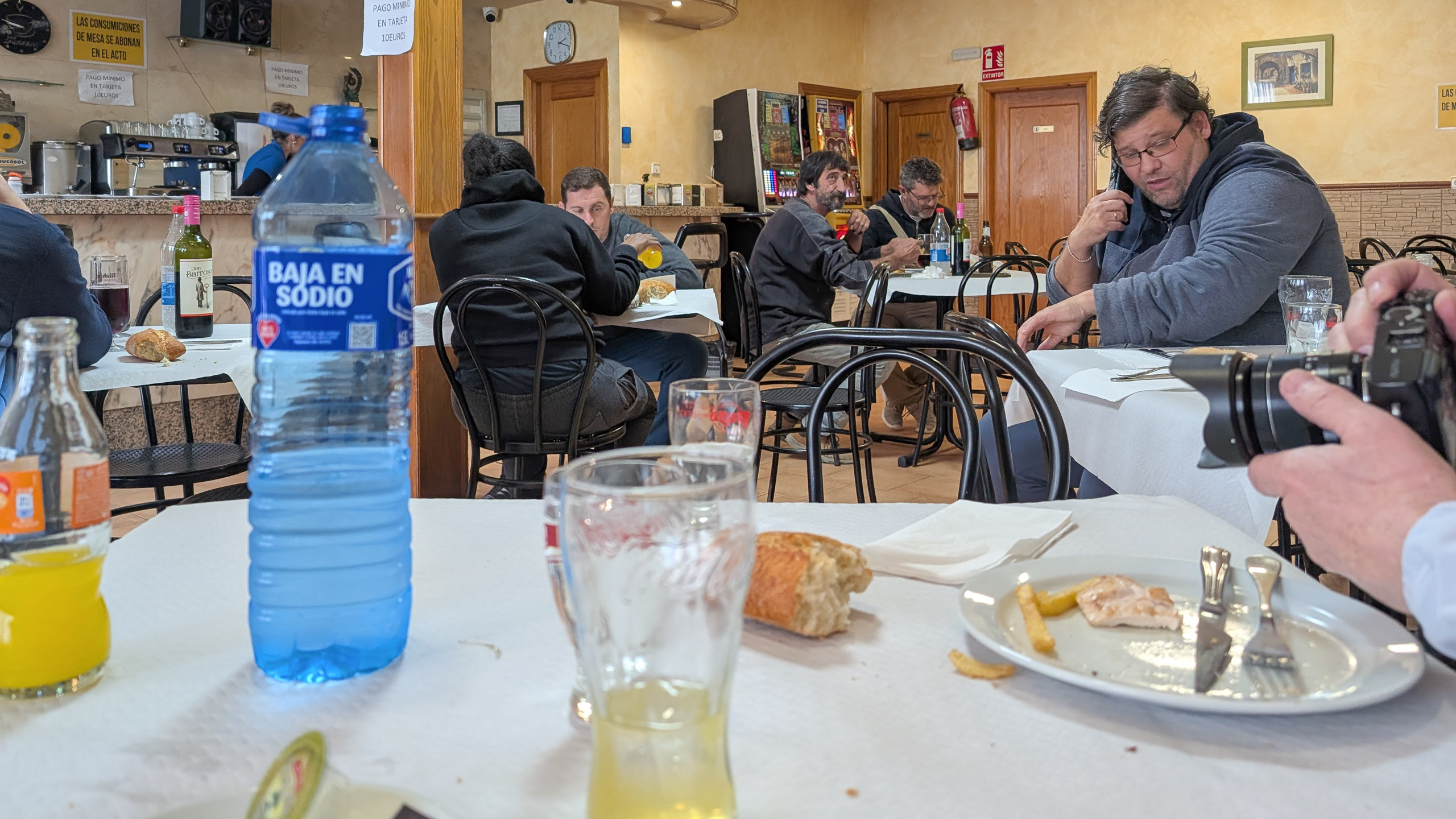 Mittagspause im Straßenlokal